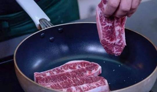 同样是牛肉，为什么中国的普通牛肉不能煎牛排，外国的牛肉就可以 